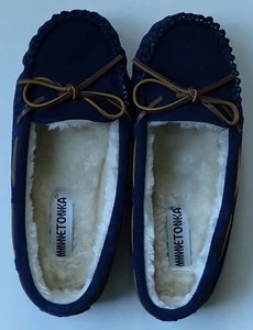 Minnetonka Cally Größe 8 DAMEN HAUSSCHUHE MARINEBLAU Wildleder MOKASSIN NEU - Bild 1 von 3