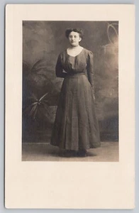 RPPC Portrait einer Dame im schwarzen Kleid und Brille um 1918 Postkarte - Bild 1 von 2