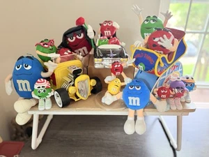 Lote de Dispensador de Caramelos y Peluche M&M’s - Juego de 14 Piezas - Coches, Paseo, Estatuillas - De Colección - Imagen 1 de 10