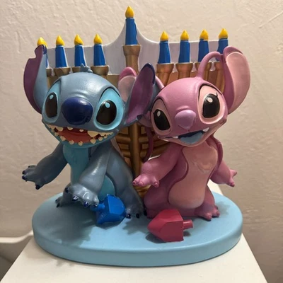 DISNEY Stitch Angel Lilo Estatuilla Hanukkah Menorah Dreidel Estatua Vacaciones Foto 1 de 4