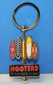 LLAVERO LLAVERO HOOTERS 25 ANIVERSARIO NUNCA SE VEÍA TAN BIEN TABLAS DE SURF LLAVERO - Imagen 1 de 6