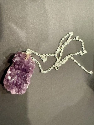 Colgante Amatista Natural con Cadena Chapada en Plata, De Brasil Foto 1 de 3