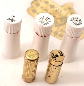 MOD Set di 5 mini rossetti proiettile Avon vintage anni 50-60 ottone e plastica MCM - Foto 1 di 7