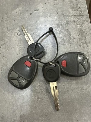 2008 Saturn Vue OEM Key Fob Set - Image 1 of 4