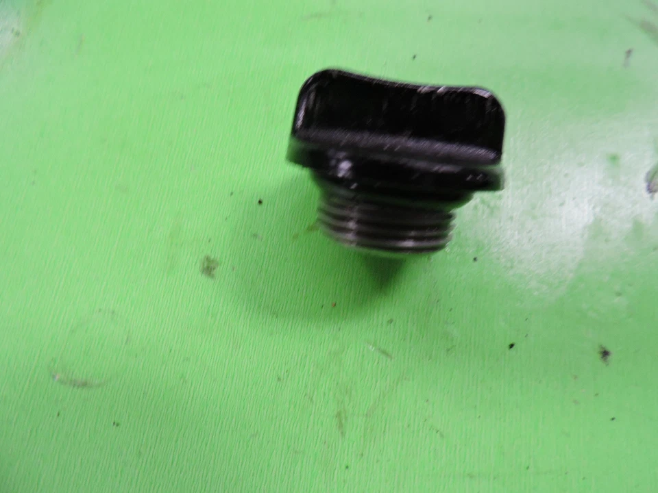 89-97 SUZUKI KATANA 750 TAMPA DE ENCHIMENTO DE ÓLEO TAMPA DE EMBREAGEM  - Imagem 1 de 1