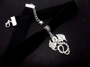 A LADIES GIRLS 16MM BLACK VELVET DRAGON CHOKER NECKLACE . NEW. - Picture 1 of 2
