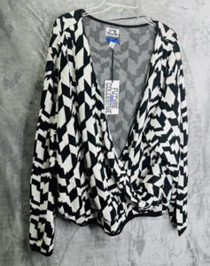 FUTURE COLLECTION Women’s Back and White Long Sleeve V-neck Sweater  Size 4X - Picture 1 of 5