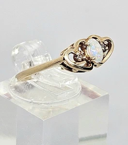 Anillo de oro amarillo de 10k con corazón de ópalo y diamantes talla 7 - Imagen 1 de 7