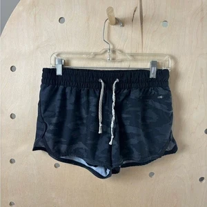 Vuori Damen schwarz/grau Tarnmuster 2 Zoll Clementine Shorts in Medium - Bild 1 von 4