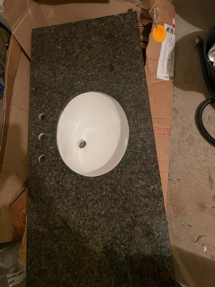 Encimera de tocador de granito de 49 pulgadas, 3 orificios y un cuenco de cerámica blanca Foto 1 de 2