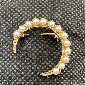 Vintage goldfarbene kleine Crecent Mond geformte 13 kleine Kunstperlen Brosche Anstecknadel   - Bild 1 von 6
