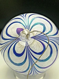 Wunderschöne imposante Weihnachtskugel aus Glaspaste, blau, weiß und silber. - Bild 1 von 6