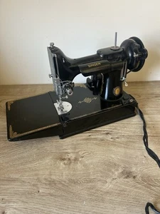 SINGER 221K FEATHERWEIGHT SEWING MACHINE WITH PEDAL & CASE 1951 WORKING - Picture 1 of 17