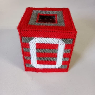 Cubierta de caja de pañuelos Kleenex vintage punta de aguja escarlata y gris blanco bloque O Foto 1 de 4