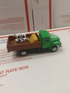 Milchkühe LKW alter grüner Bauernwagen schleppt ein Paar Kühe. Maßstab 1:53  - Bild 1 von 6