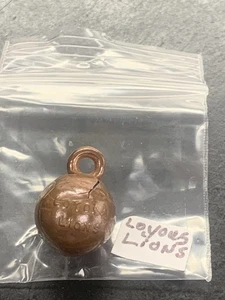 Vintage 1950er LOYOLA LÖWEN Basketball Charm Kaugummipreis 0,5 Zoll - Bild 1 von 4