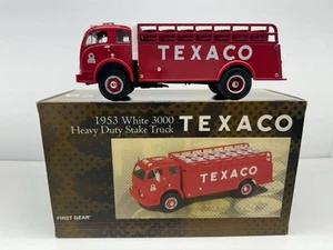 First Gear 1/34 1953 White 3000 Heavy Duty Stake Truck Metal Texaco 18-2238 - Bild 1 von 10