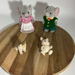 Sylvanian Families Calico Critters mamma e papà elefanti più coniglio e gattino - Foto 1 di 8