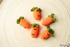 Juego hecho a mano de 5 zanahorias de ganchillo tejido naranja hágalo usted mismo artesanía costura decoración tarjeta IVA - Imagen 1 de 2