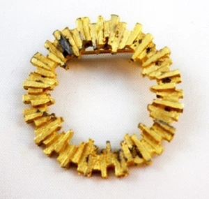08 Pin #28 Vintage Gold Tone Wreath Design Circle Scarf Ring - Picture 1 of 2