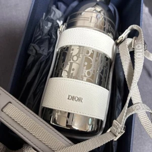 Vaso Christian Dior Trotter con logotipo de botella de agua plateado - Imagen 1 de 2