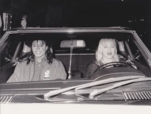TYPE 1: 1991 Press Photo Pop Star Madonna & Michael Jackson at The Ivy Hollywood - Picture 1 of 2