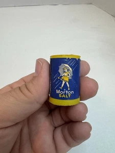 Mini bombolette di sale Morton vintage anni 50 bambina con ombrello blu e giallo alte 1 1/4" - Foto 1 di 8