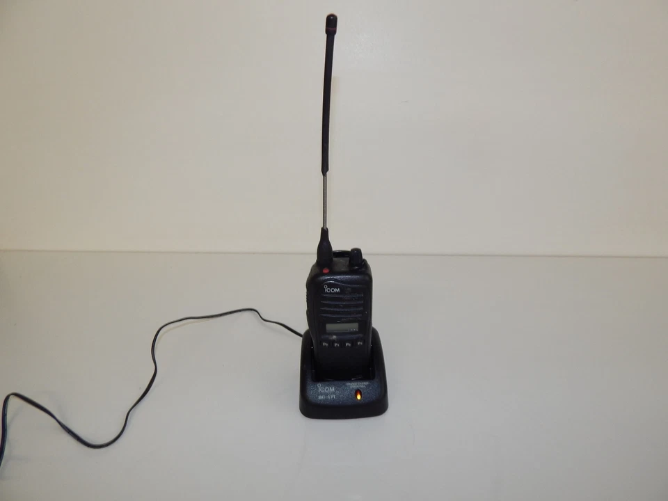 ICOM IC-F4021S Zwei-Wege-Funkgerät Mit BC-160 Ladegerät & Stromversorgung (XMU4) - Bild 1 von 4