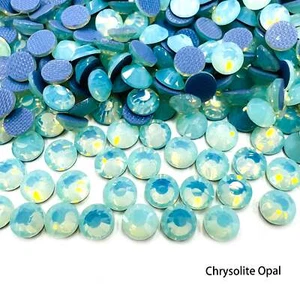 Glower® Chrysolite Opal Premium Hotfix Rhinestone Flat Back - Foto 1 di 1