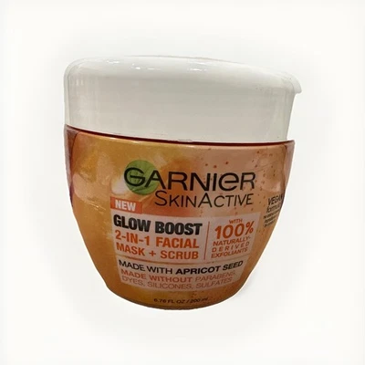 Nueva mascarilla facial y exfoliante Garnier SkinActive Glow Boost 2 en 1, 6,76 fl oz Foto 1 de 3