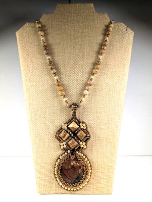 Hermoso collar colgante de piedras preciosas artesanales. Único en su clase. Foto 1 de 4