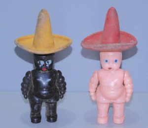 -2 ANCIENS POUPONS MINIATURES BEBE PISSEUR SOMBREROS CAOUTCHOUC JOUET VINTAGE D - Photo 1/16