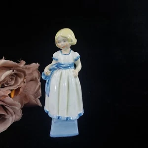 Royal Worcester Monday’s Child Figur - akzeptabel, leichter Riss - Bild 1 von 11