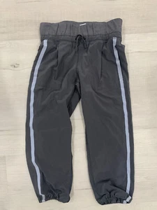 ivivva Get Your Move On girl crop track/dance pants black w/gray size 6 EUC - Picture 1 of 7