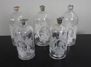 Juego de cinco botellas victorianas de vidrio grabado Spirit o boticario - Alrededor de 1880 - Imagen 1 de 9
