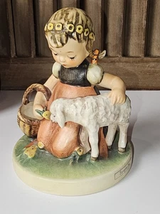 Figura Hummel Goebel mascota favorita #1756 Hum 361 porcelana 4,5 pulgadas niña cordero - Imagen 1 de 9