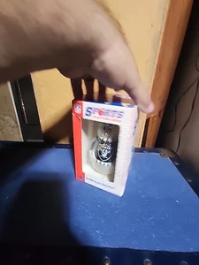 Serie Sports Collectors NFL Raiders. Ornamento in vetro soffiato nuovo - Foto 1 di 7