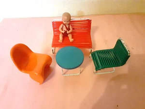 Alte Puppenstubenmöbel u.a. Panton Stuhl mit Püppchen - Bild 1 von 5