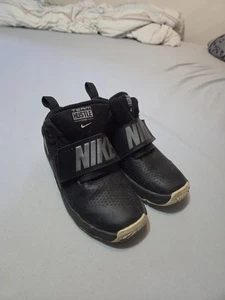 Nike Team Hustle D8 | Mid Black | Jungenschuhe | EU Gr. 29,5 - Bild 1 von 3