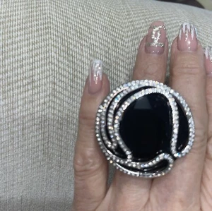 SWAROVSKI LOGO RIESIGER COCKTAIL RING SCHWARZER STEIN KLARE KRISTALLE OVERSIZED 52 / US-6 - Bild 1 von 8
