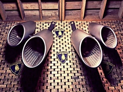 (oEm) LAMBORGHINI HURACAN TERMINALES DE ESCAPE MOLDURA PUNTAS DE TUBO DE ESCAPE PUNTA PLATEADA MATE Foto 1 de 4