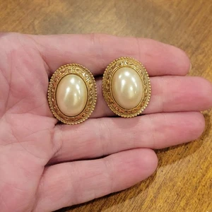 Vintage Ohrringe Kunstperlen goldfarben verziert oval klobig Statement weiß - Bild 1 von 5