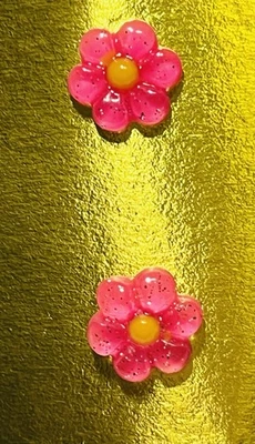 Pendientes de poste hipoalergénicos con flor rosa con centro amarillo Foto 1 de 2