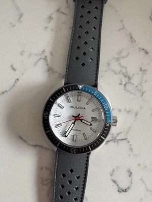 Bulova Great White Shark Snorkel 98B449 41 mm esfera blanca híbrido cerámica buzo. Foto 1 de 4