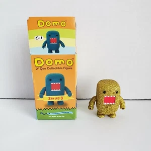 DOMO Mini Figure Gold Glitter Domo Qee Series 3 with Box - Picture 1 of 10