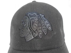 Fan Favorit NHL Chicago Blackhawks Stadium Series Blackout Emblem Riemen Mütze - Bild 1 von 11