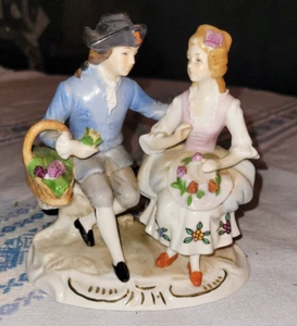 sujet couple en porcelaine amoureux fleurs cueillette panier toilette - Imagen 1 de 7