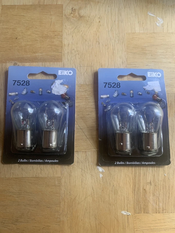 Bombilla de freno - Lámpara estándar Eiko 7528. Dos paquetes de dos. Total de 4 bombillas. Foto 1 de 3