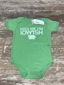 'KISS ME, I'M IOWAISH' verde erba 1 pezzo - 12-18 mesi - divertente/carino regalo bambino - Foto 1 di 10