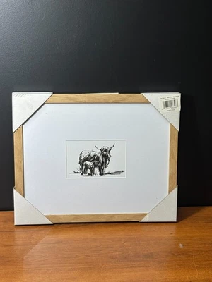 vaca highland con cuadro de bebé con marco de madera, cubierta de cristal  Foto 1 de 3